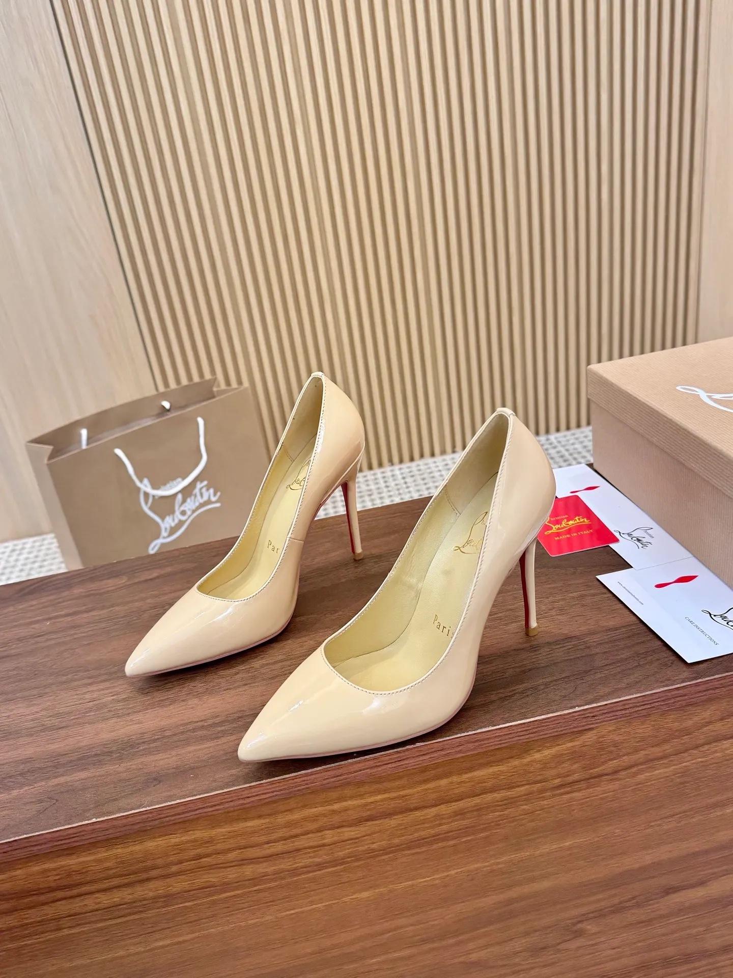 👟👟Ex-factory price 440👟👟 Genuine leather sole +40 Year-round shipment💝Christian Louboutin CL👠 Classic "💎Cow Patent Leather💎 Series" noble and luxurious, real blingbling👟👟 Real materials, all customized by the pattern maker, and the materials are made of original customized materials to achieve the taste of the original 6 color options💍 Upper: Imported 👉cow patent leather💪 Lining: Sheepskin foot pad/lining Size: 34-40.41.42 Heel height: 10.5cm and 8.5cm two options Leather sole Rubber sole